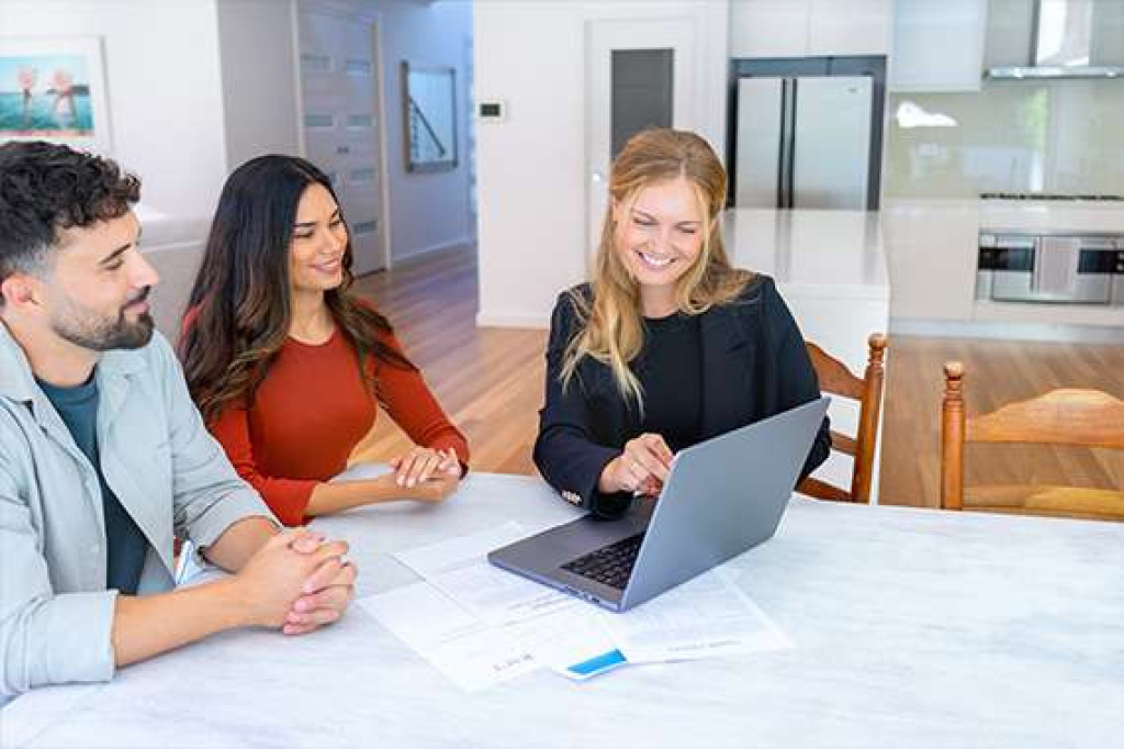 VR Immobilien GmbH Makler Immobilie verkaufen Finanzierung Raiffeisenbank paar Immobilienfinanzierung.