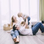 Junge Eltern mit Kleinkind VR Immobilien GmbH - Haus kaufen & verkaufen